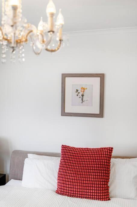 92b Stylish Abnb With Local Flair In Apartment