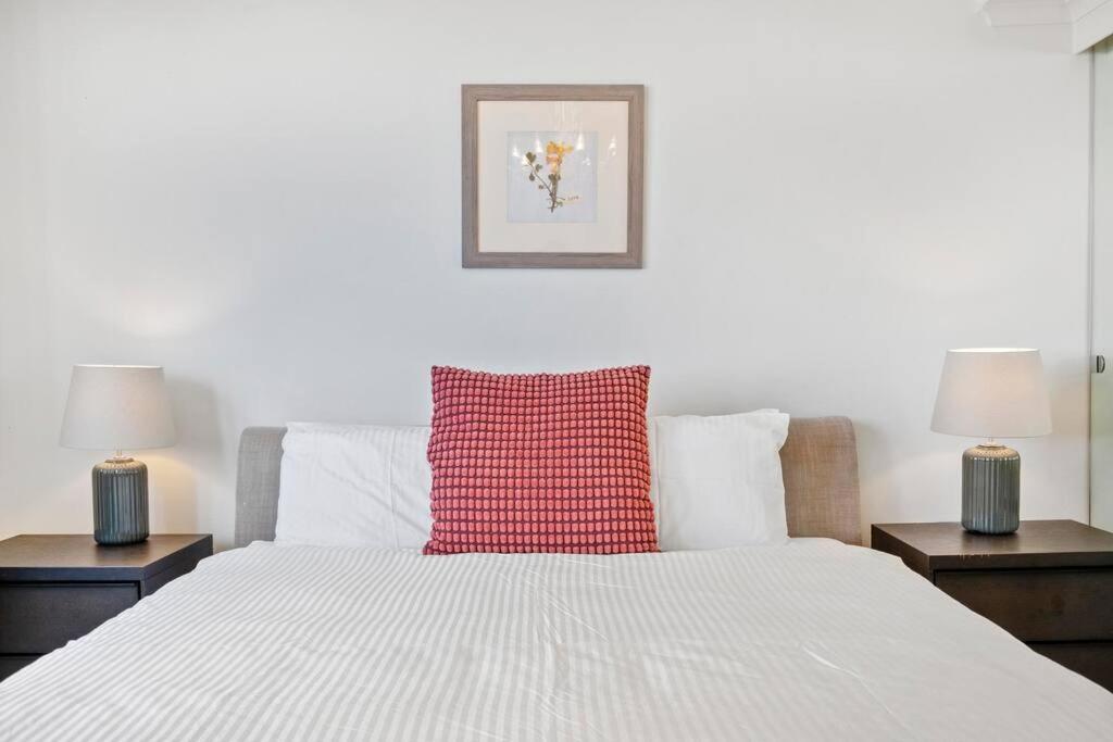 92b Stylish Abnb With Local Flair In Apartment *
